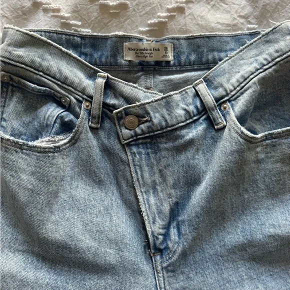 Abercrombie & Fitch Women's 90’s straight High Rise Crisscross Waist
Size 28 - Picture 3 of 8